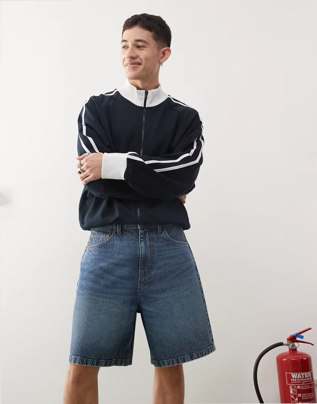 X004 mid rise shorts in midwash