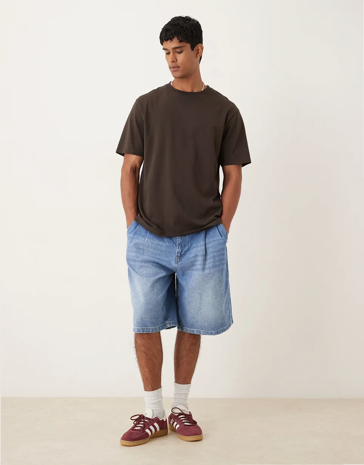– Lange Jeans-Jorts in mittelblauer Waschung mit doppelten Bundfalten
