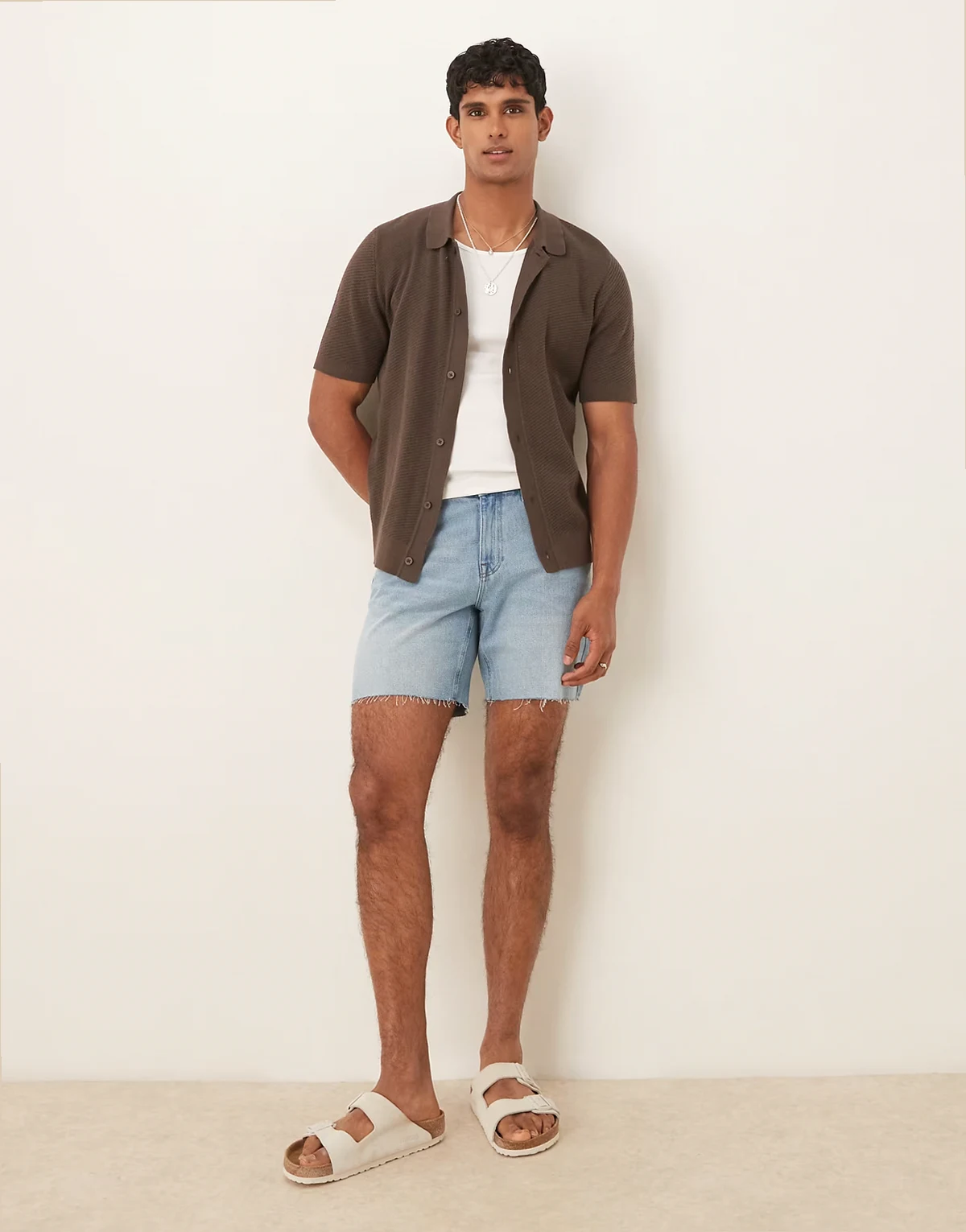 – Mittellange Slim Fit Jeansshorts in hellblauer Waschung