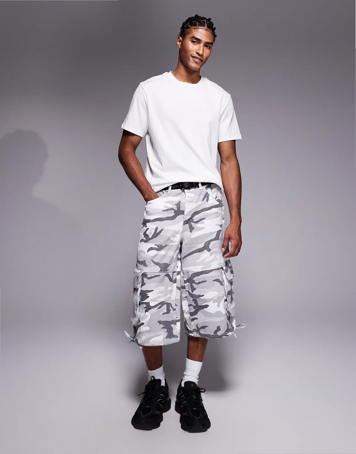 – Extra weite Jeans-Jorts mit grauem Military-Muster