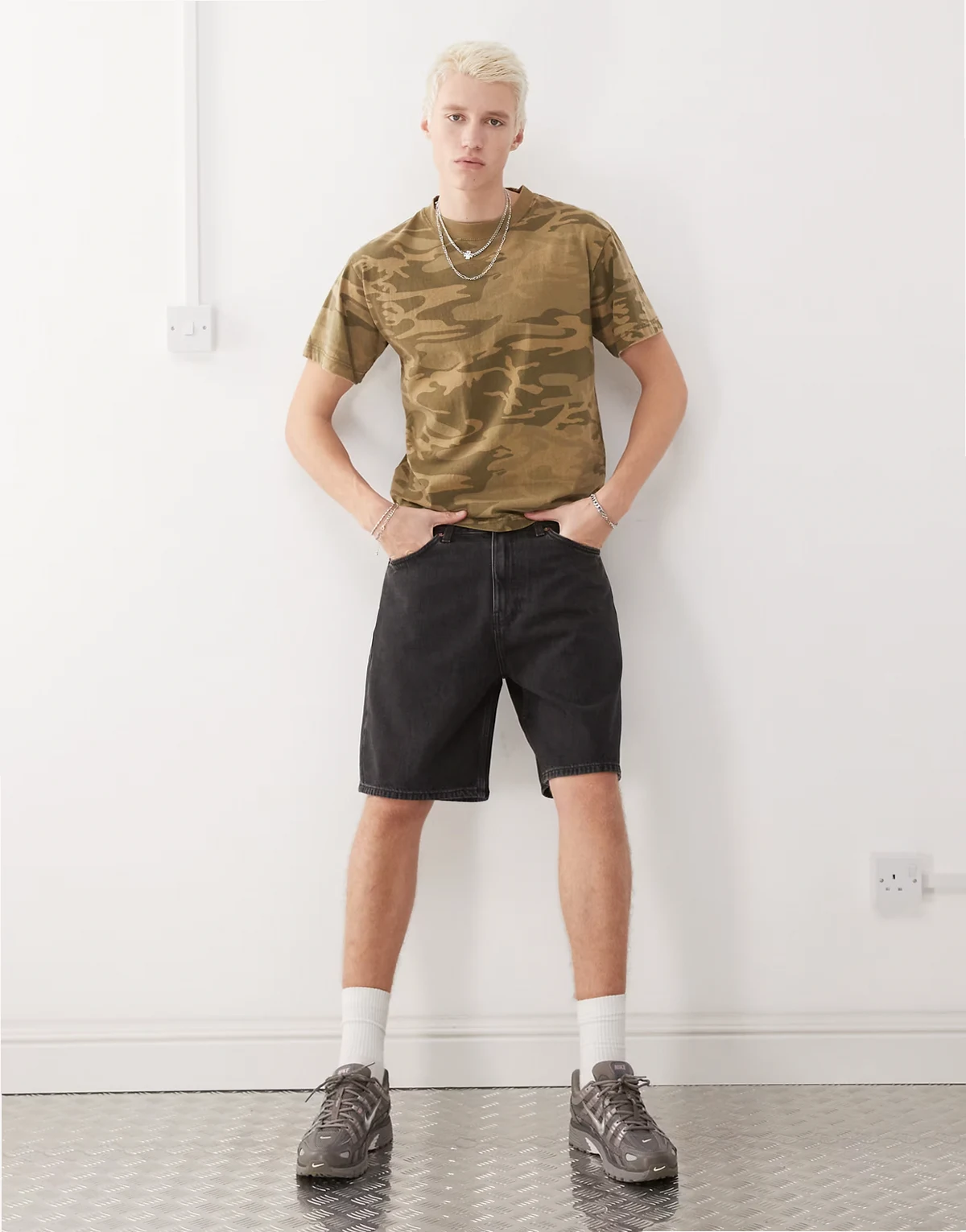 – Galaxy – Weite Jeans-Shorts in Schwarz