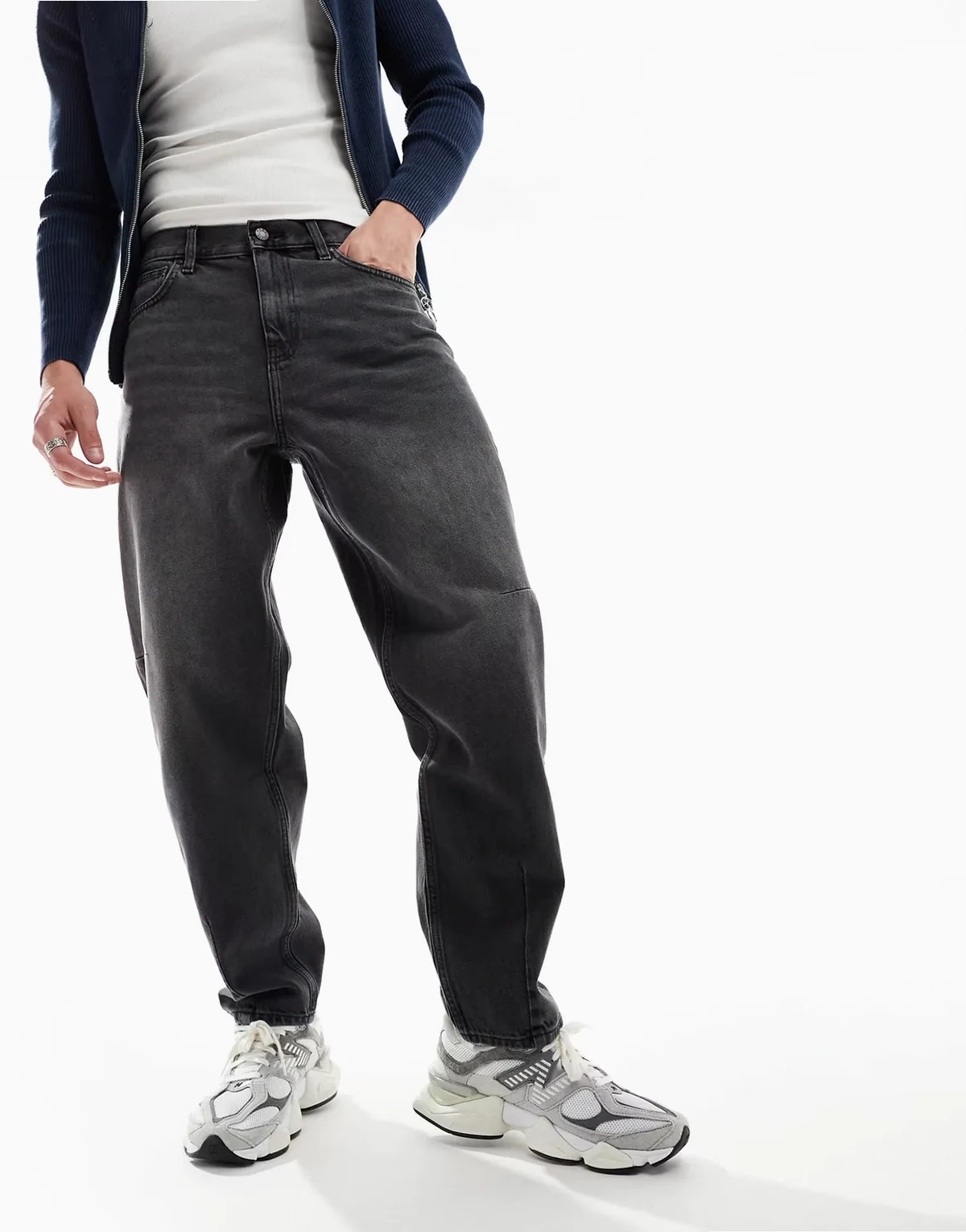 – Baggy-Jeans mit Abnähern in verwaschenem Schwarz