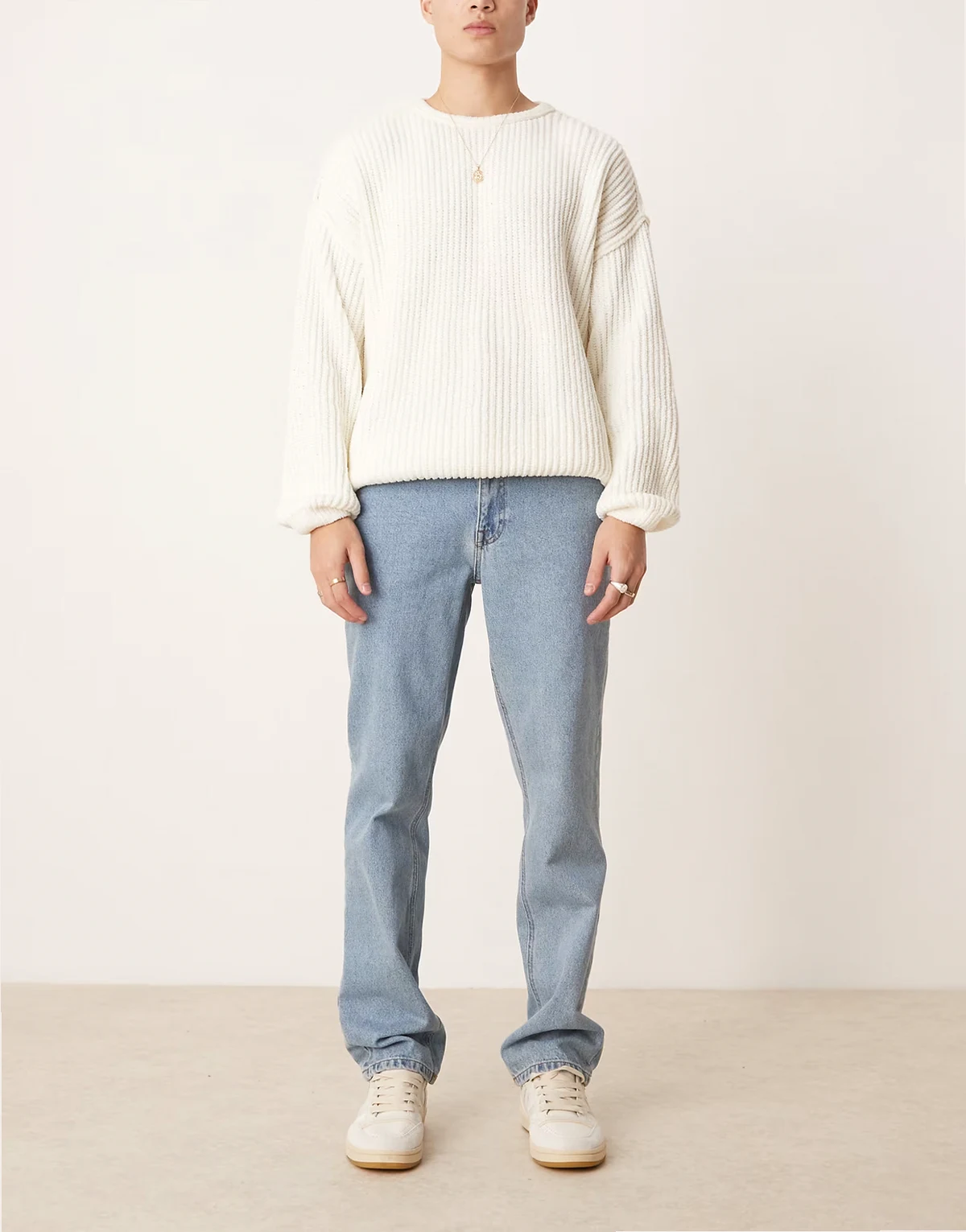 – Jeans mit geradem Schnitt in mittelblauer Waschung