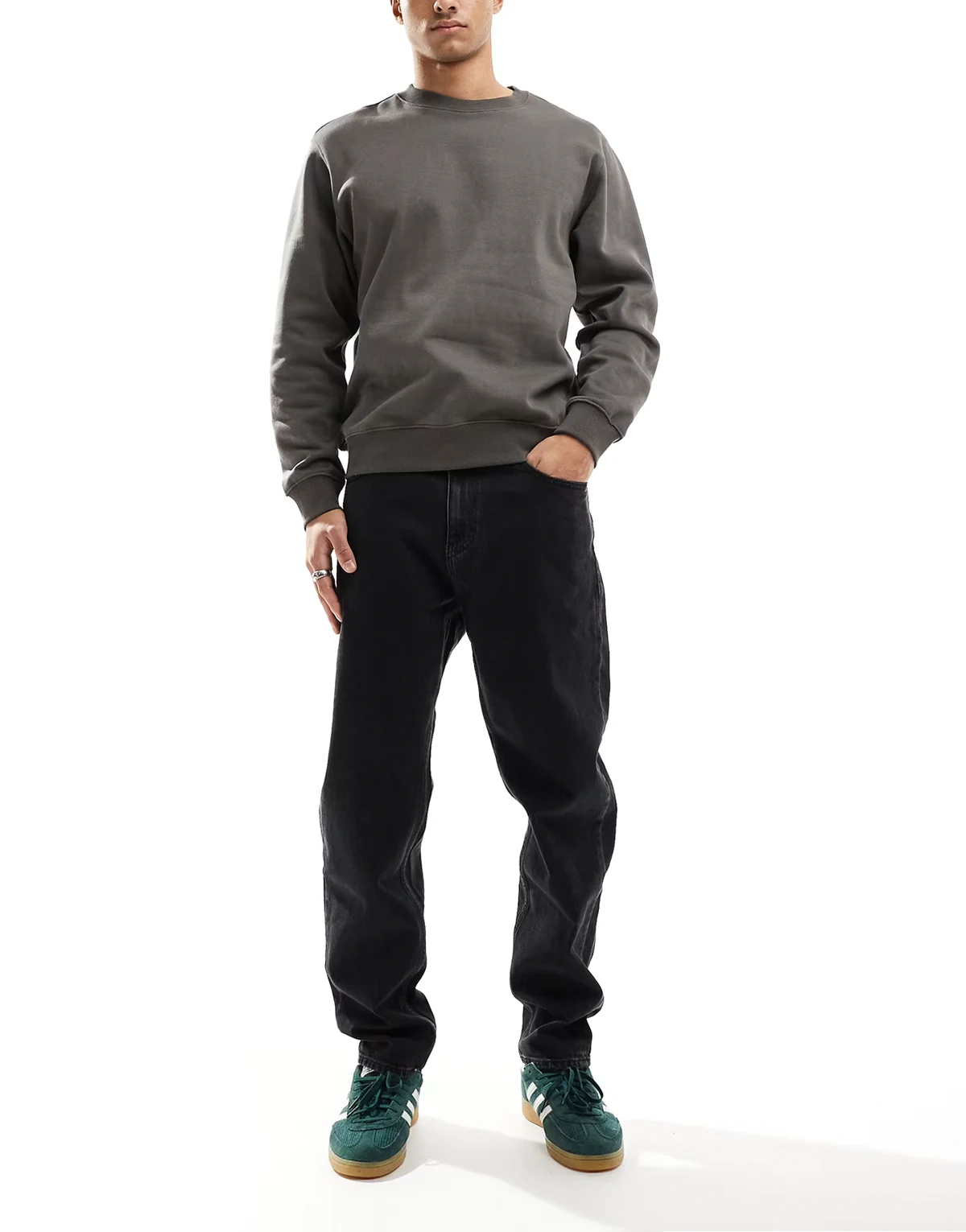 – Isaac – Schmal zulaufende Jeans in Schwarz mit lockerem Schnitt