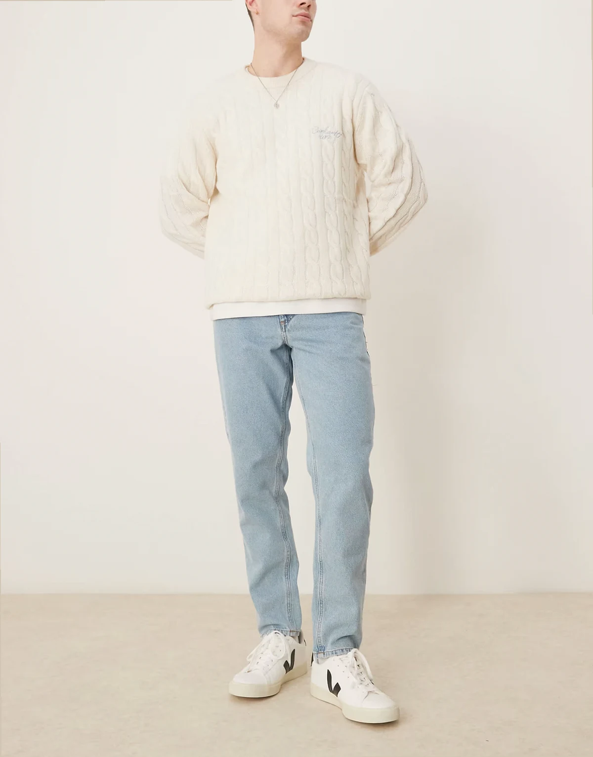 – Schmal zulaufende Jeans in mittelblauer Waschung