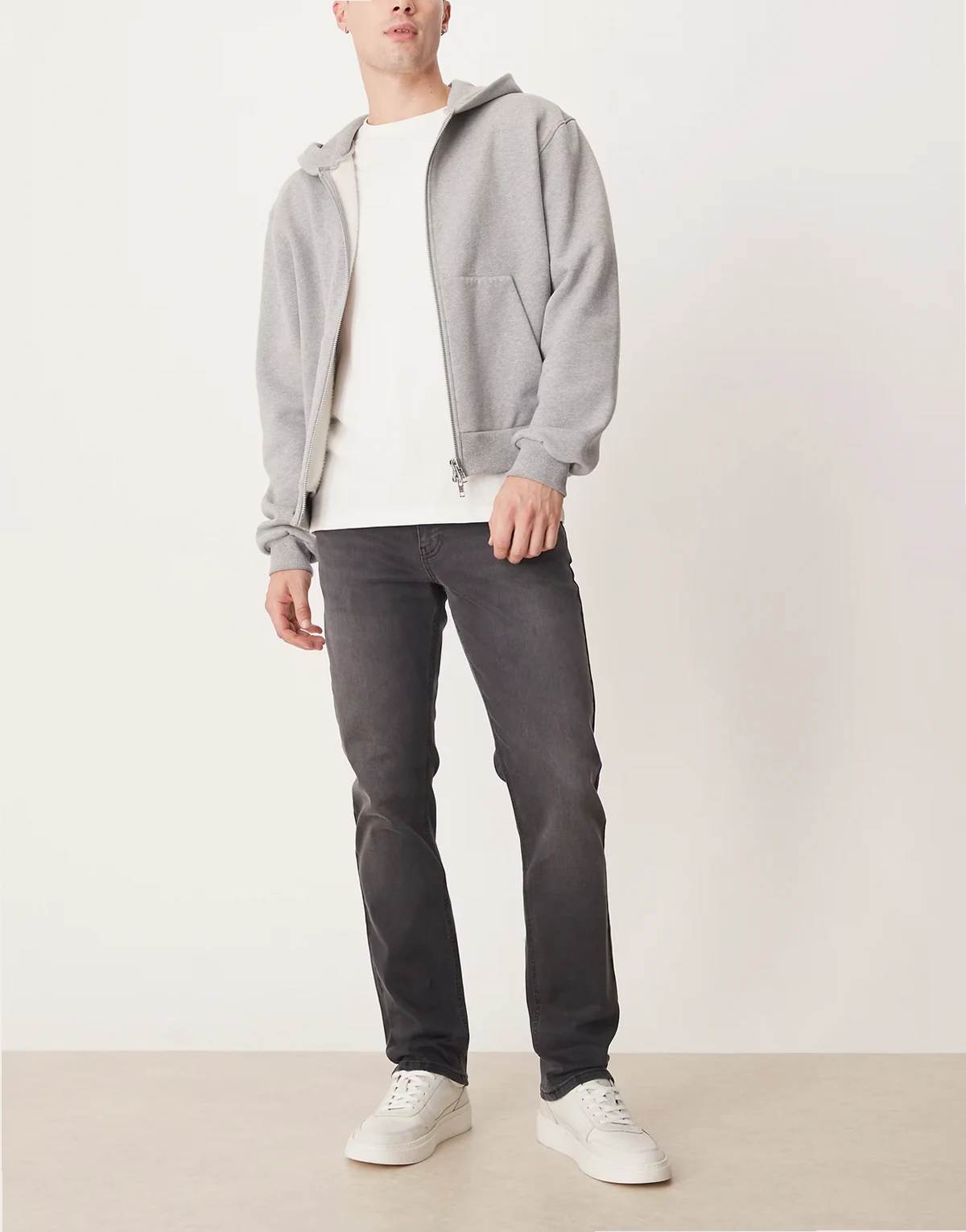 – Schmale Jeans in verwaschenem Schwarz