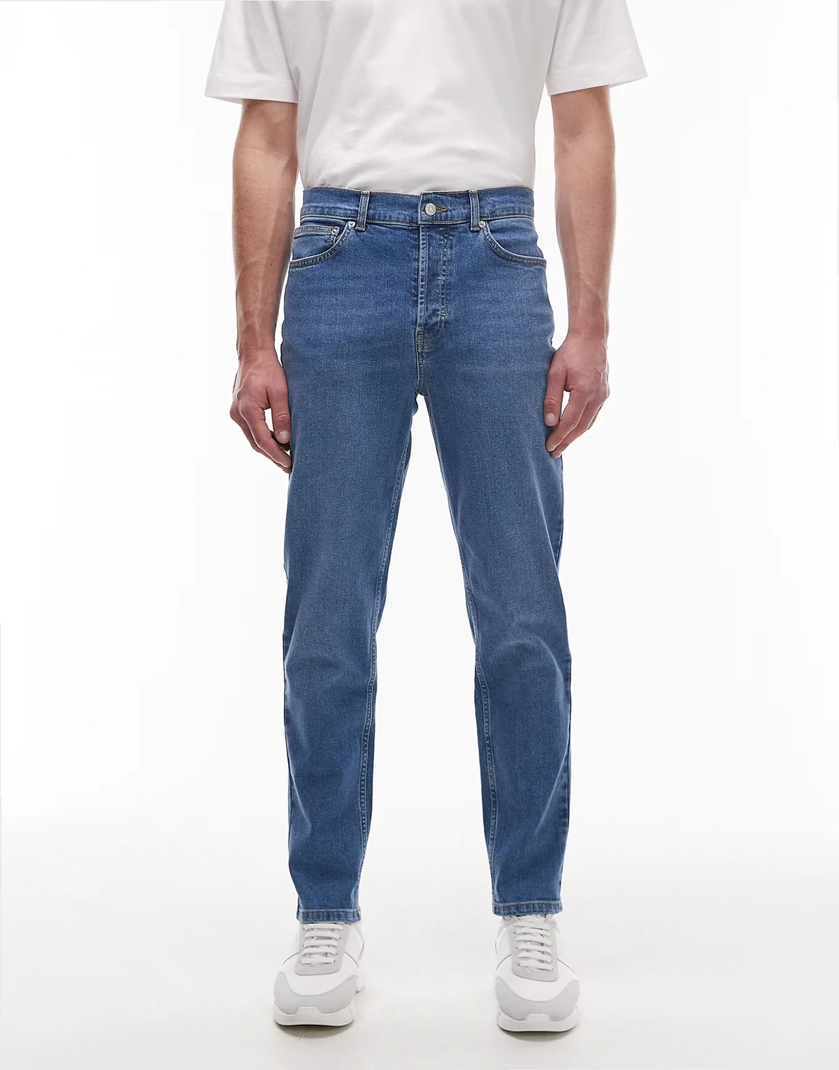 – Schmal zulaufende Stretch-Jeans in mittelblauer Waschung
