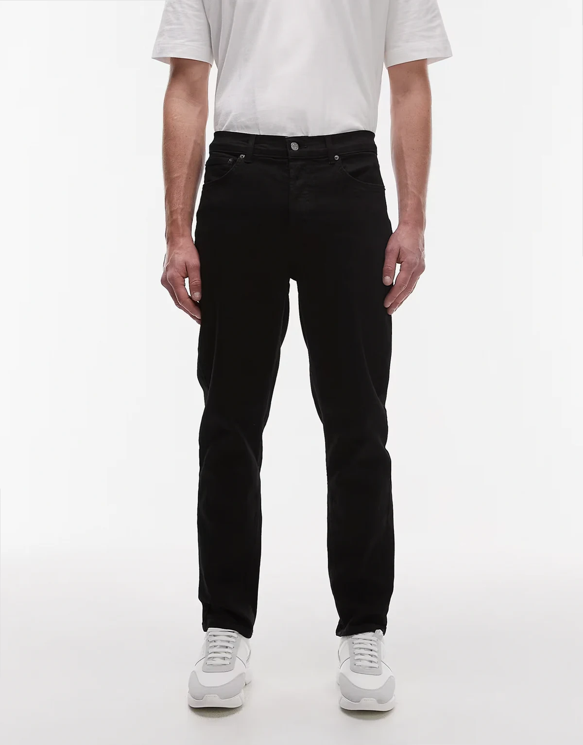 – Schmal zulaufende Stretch-Jeans in Schwarz