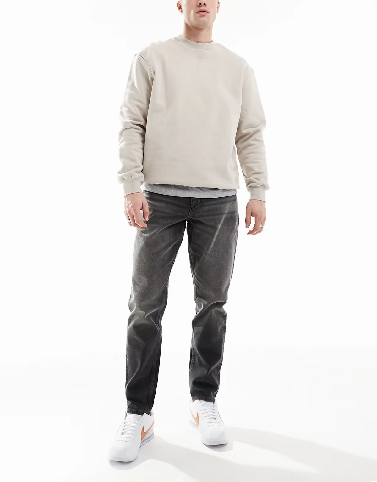 – Schmal zulaufende Jeans in grauer Waschung