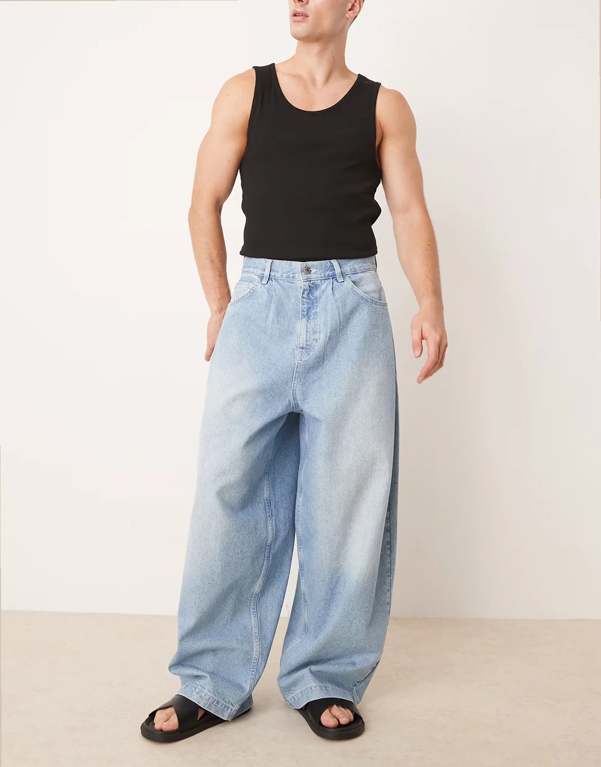 – Weite Oversize-Jeans in hellblauer Waschung mit Bundfalten