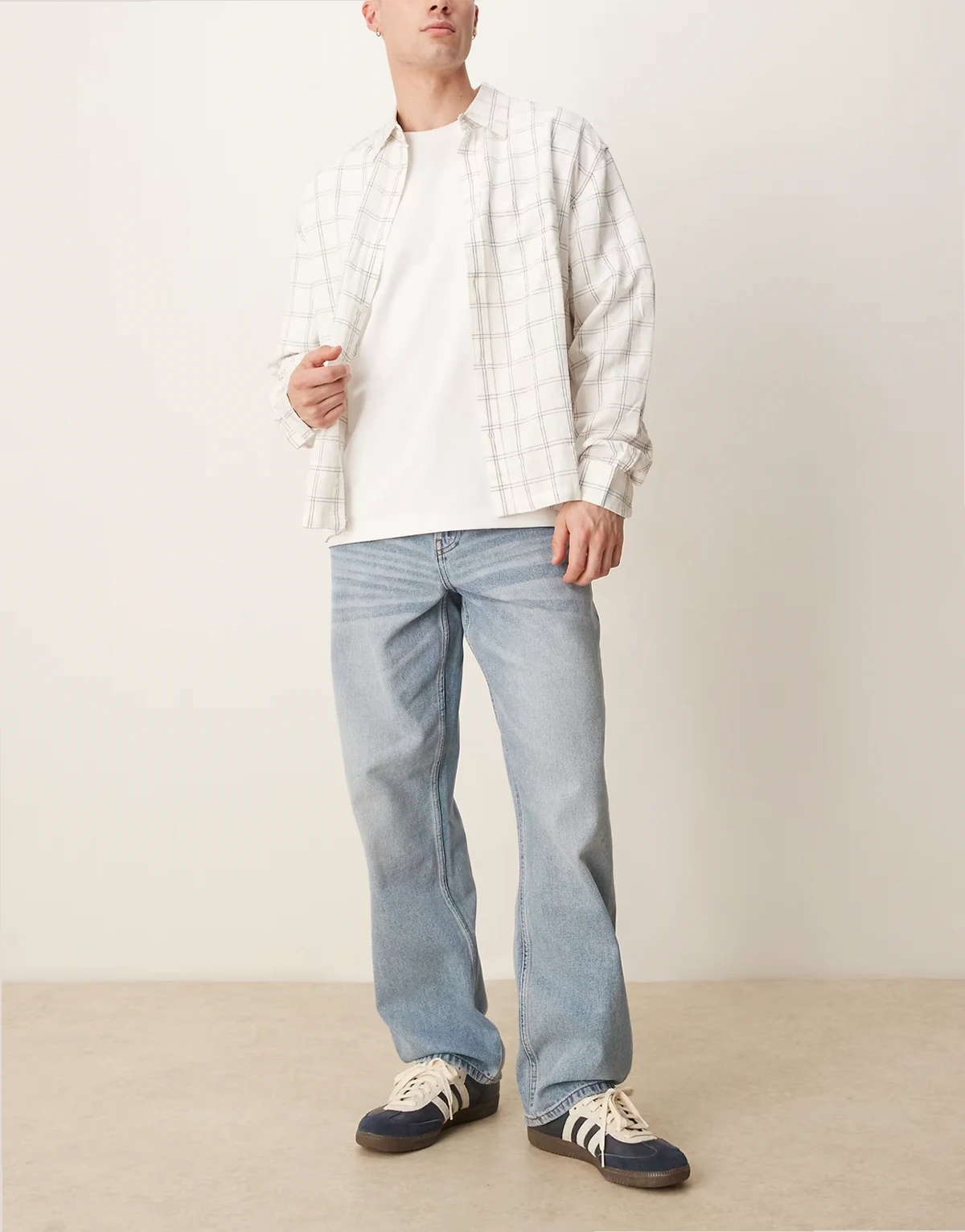 – Weite Jeans in verwaschenem Hellblau