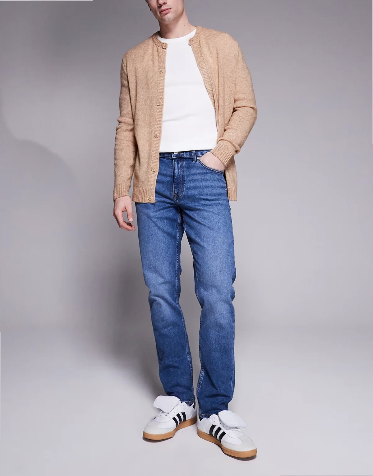 – Schmal geschnittene Jeans in verwaschenem Mittelblau