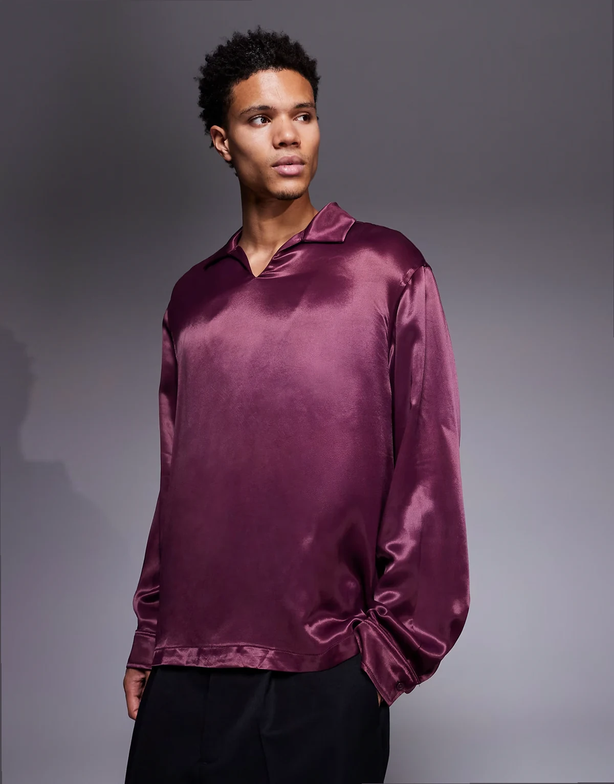 – Bordowa satynowa koszula oversize