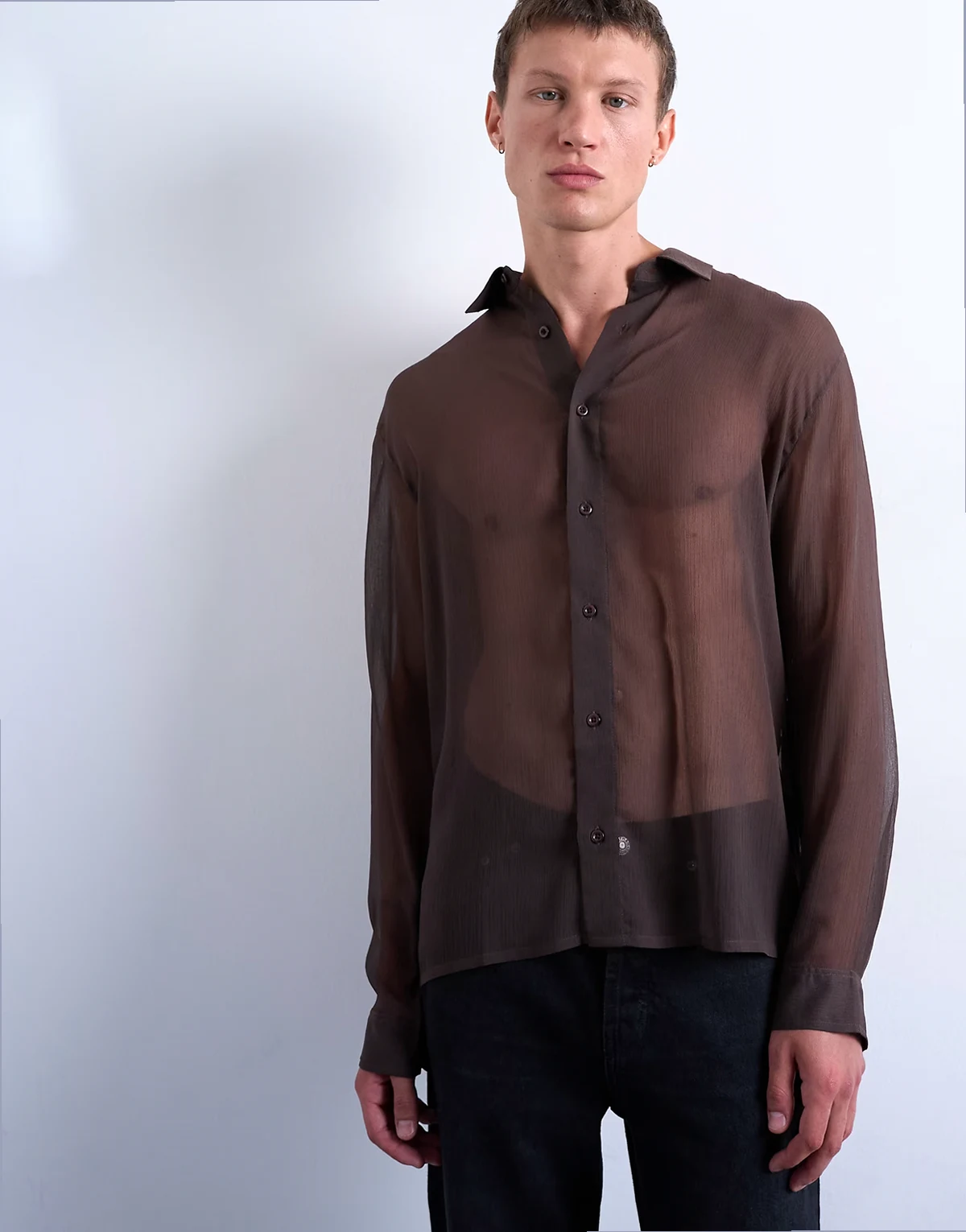 – Transparentes Relaxed Fit Hemd in Braun mit Knitterstruktur