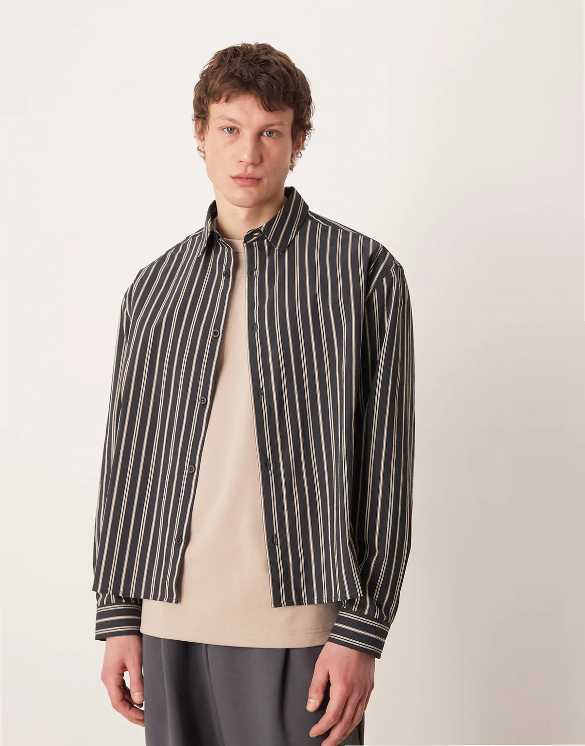 – Kastiges, gestreiftes Hemd in Schwarz und Beige