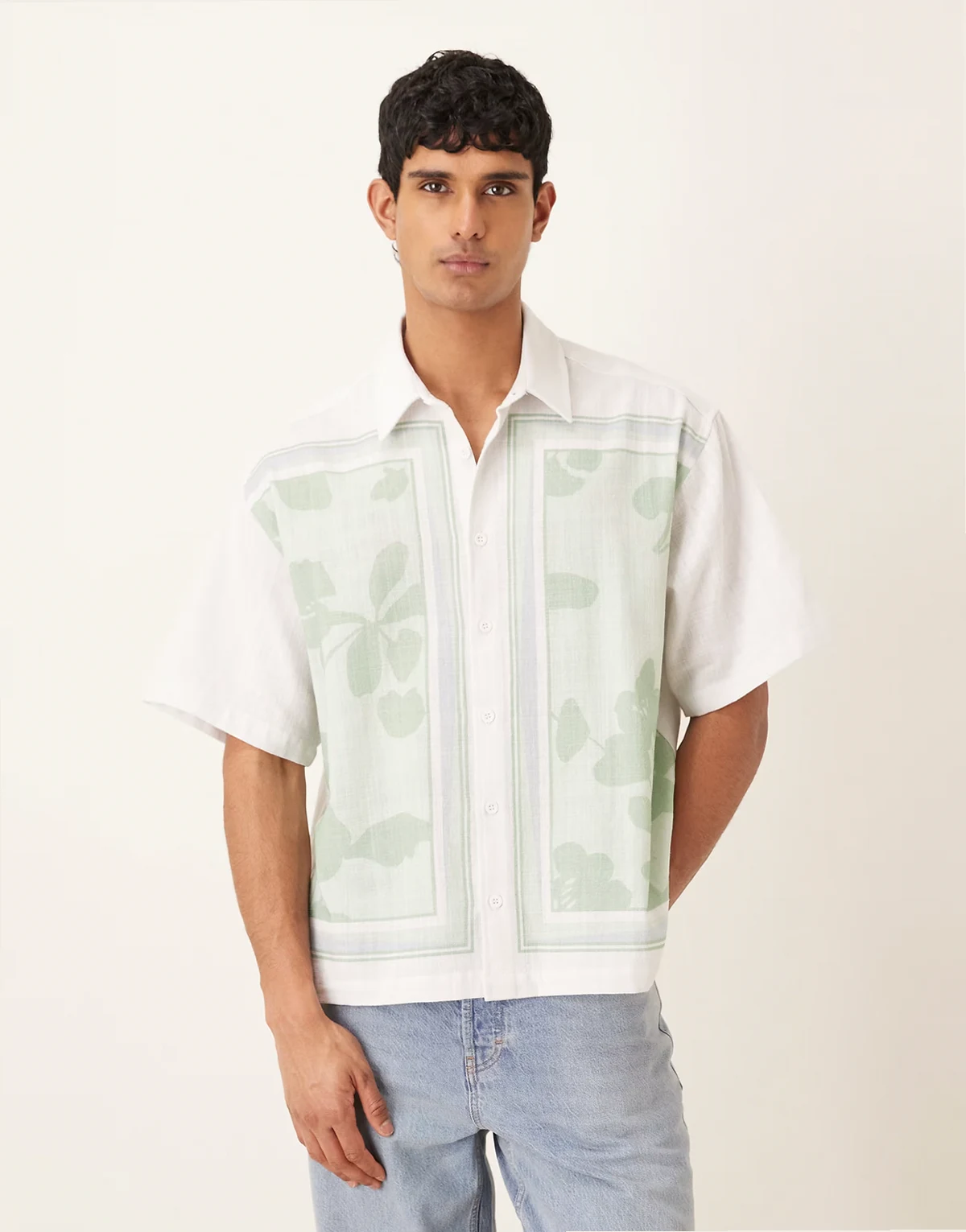 – Oversize-Hemd in Grün und Beige mit auffälligem Blumenprint
