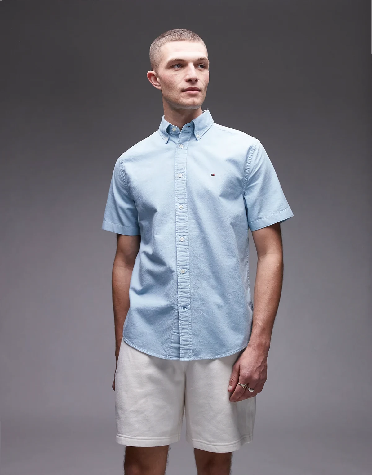 – Bladoniebieska koszula oxford z krótkimi rękawami