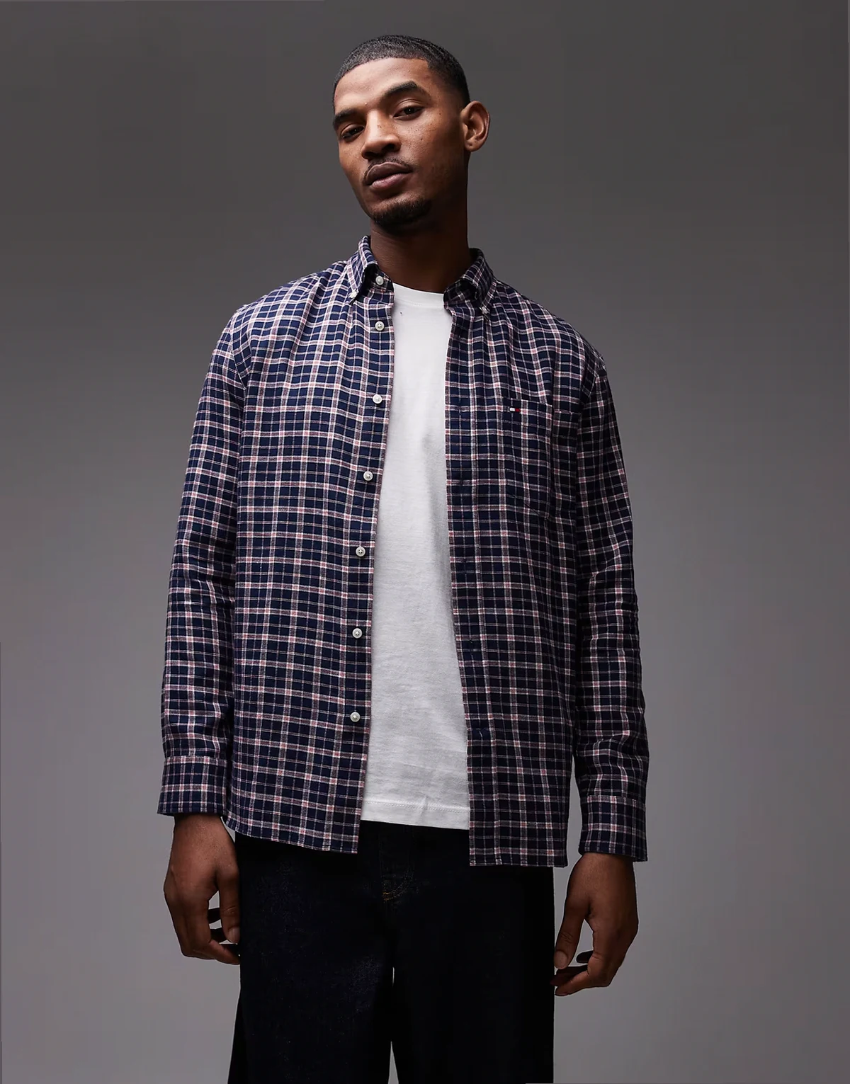 – Granatowa koszula ze szczotkowanego materiału z lnem w średniej wielkości kratę