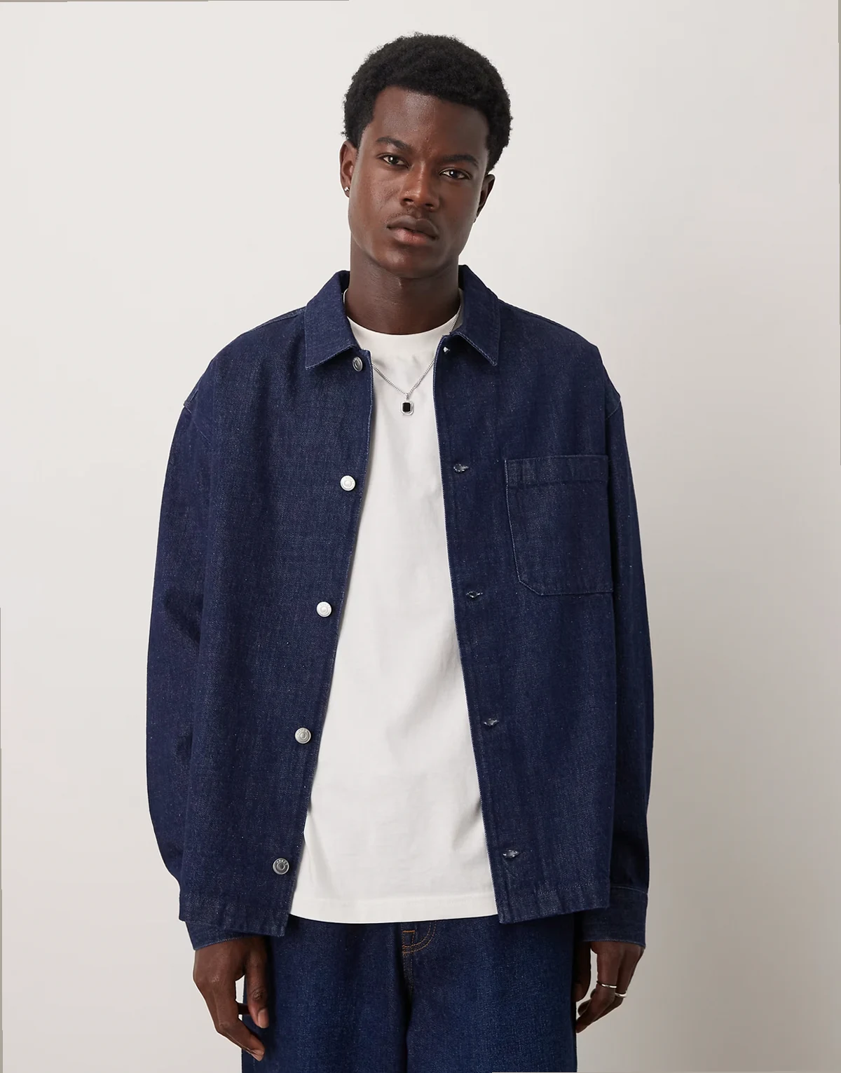 – Ciemnoniebieska jeansowa koszula wierzchnia