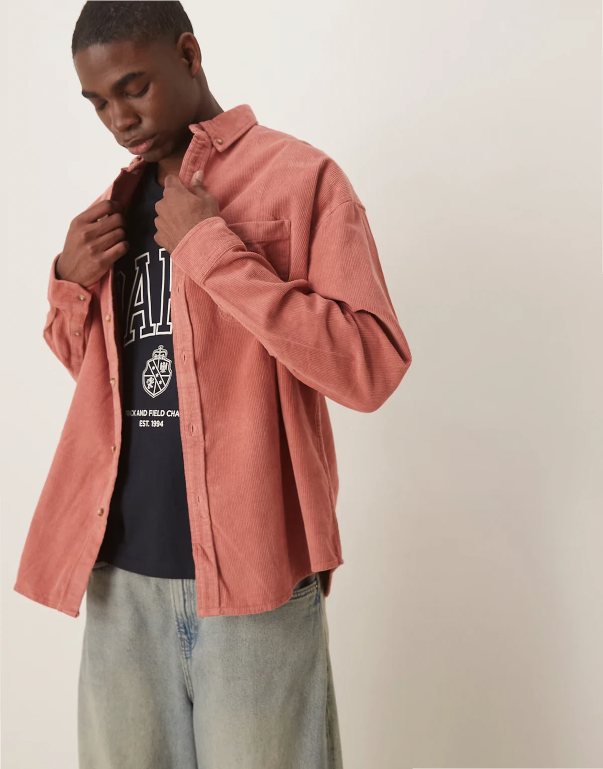 – Różowa sztruksowa koszula oversize w stylu lat 90.