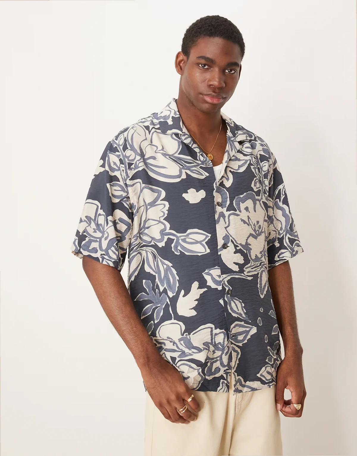 – Koszula z krótkimi rękawami w abstrakcyjny kwiatowy wzór