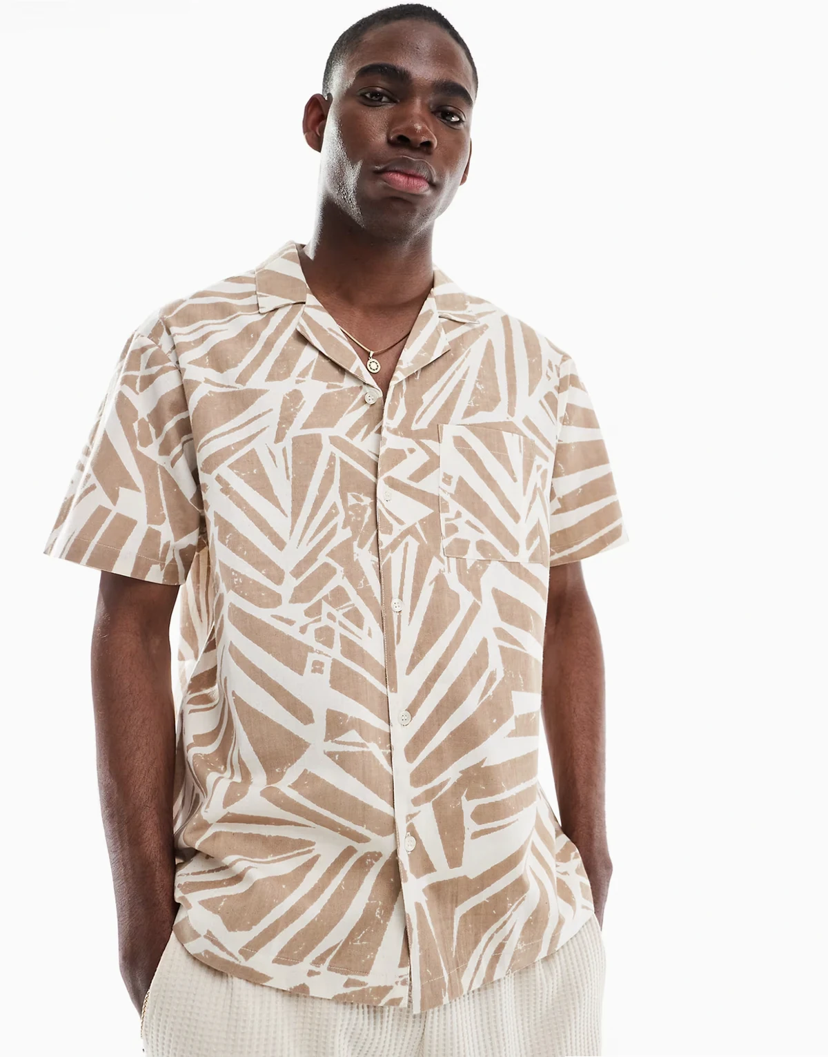 – Brązowa koszula plażowa w abstrakcyjny wzór