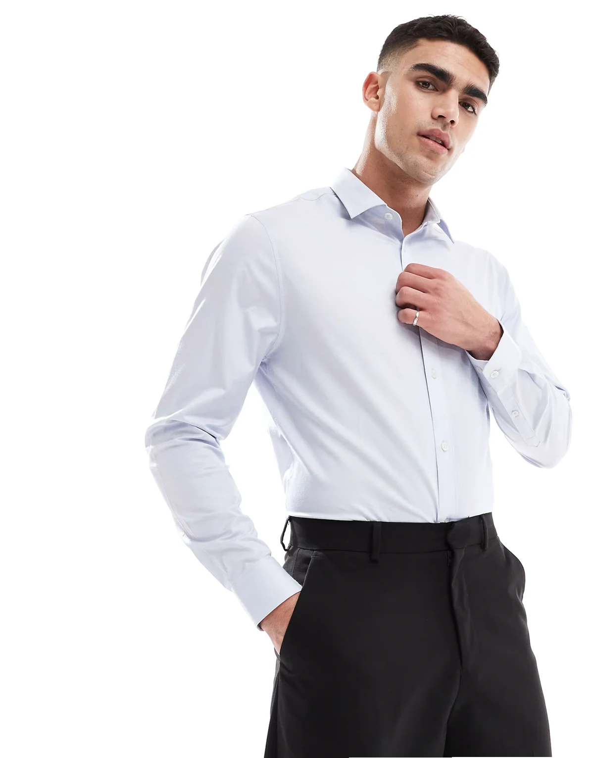 – Elegancka jasnoniebieska koszula o regularnym kroju z tkaniny easy iron