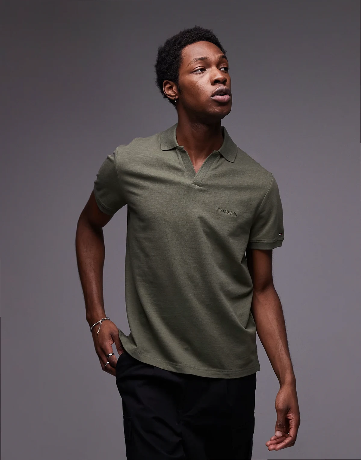 – Oliwkowozielona koszulka polo z otwartym kołnierzem i logo