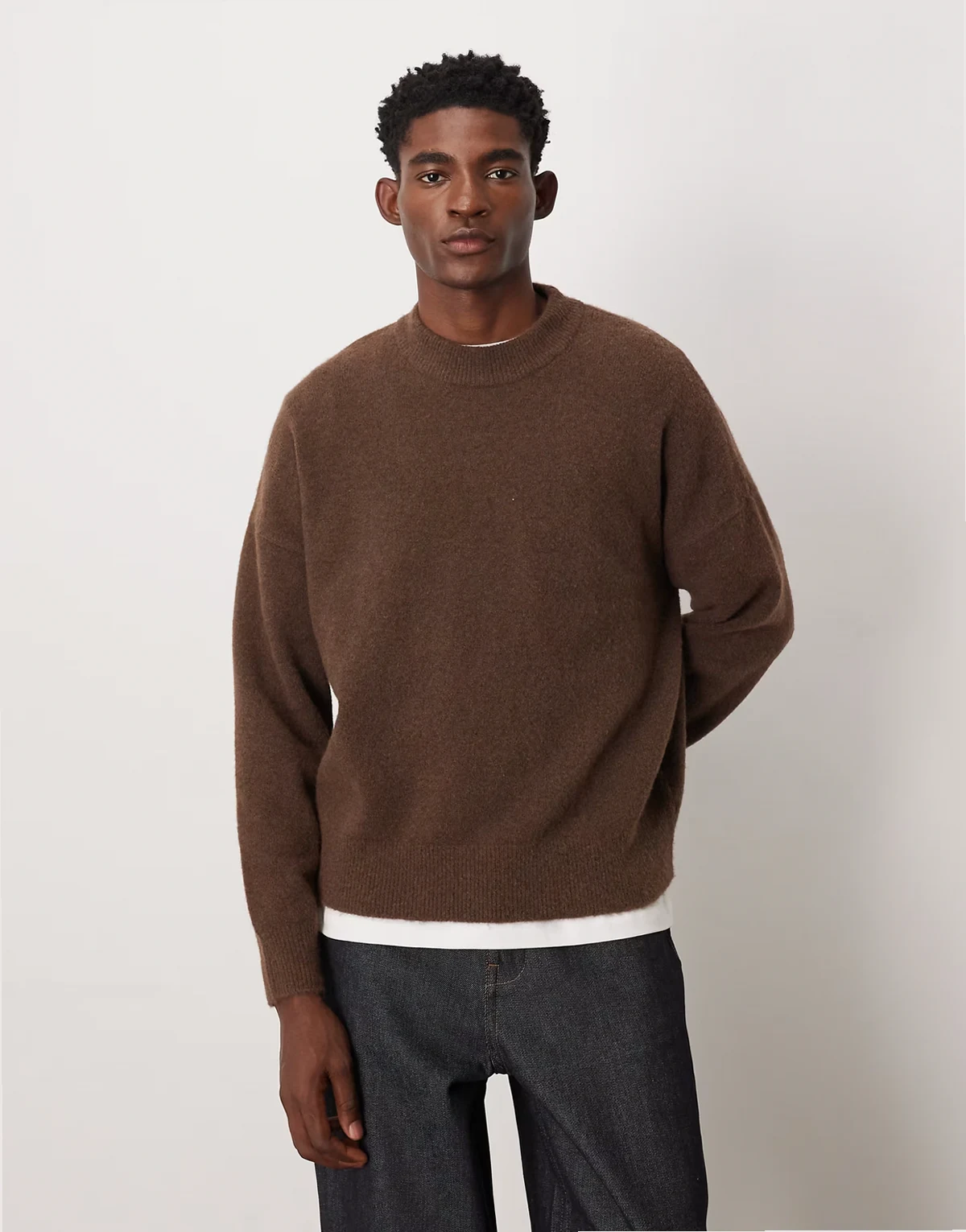 – Angerauter Oversize-Strickpullover in Braun mit Rundhalsausschnitt