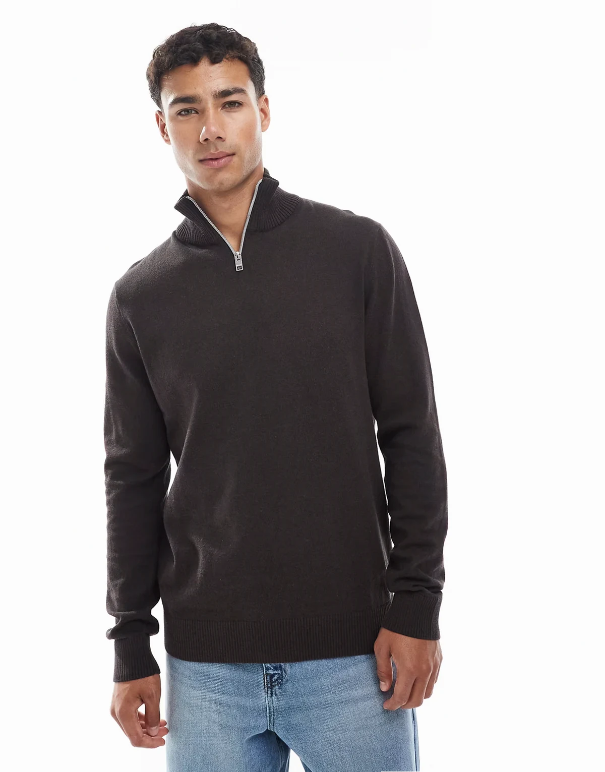 – Brązowy sweter z zapięciem na suwak pod szyją