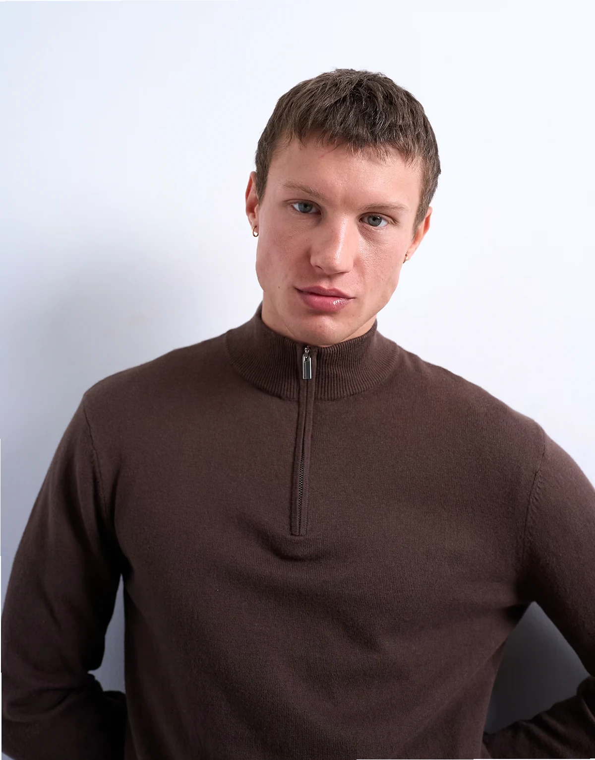 – Essential – Strickpullover in Braun mit kurzem 1/4-Reißverschluss und Stehkragen