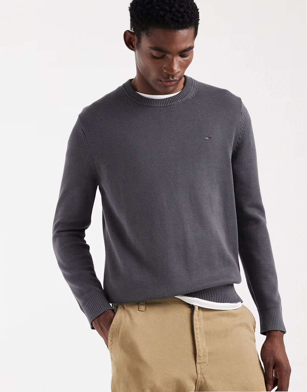 – Schmal geschnittener Pullover in verwaschenem Schwarz mit Logo auf der Brust