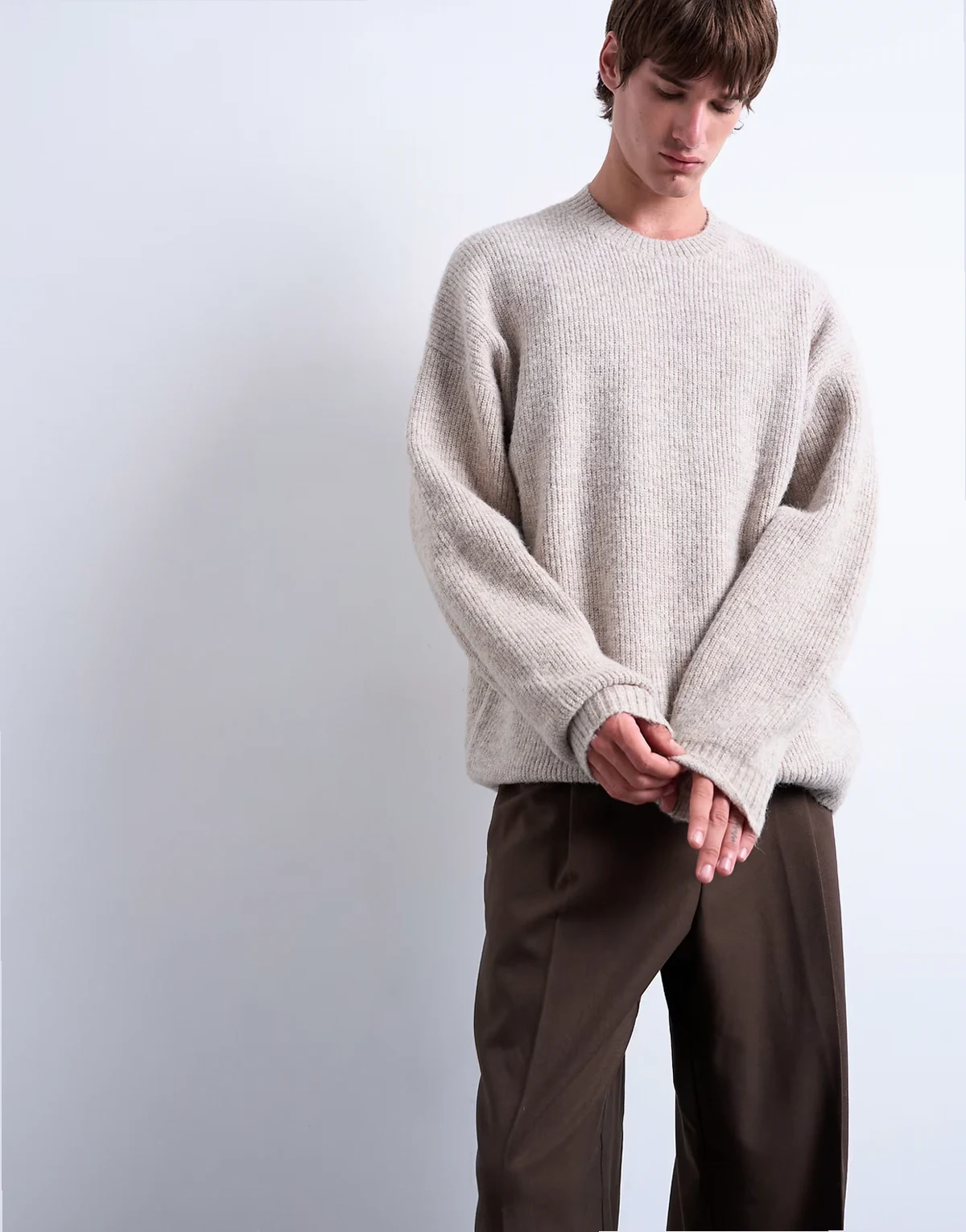 – Szarobeżowy sweter oversize z okrągłym dekoltem