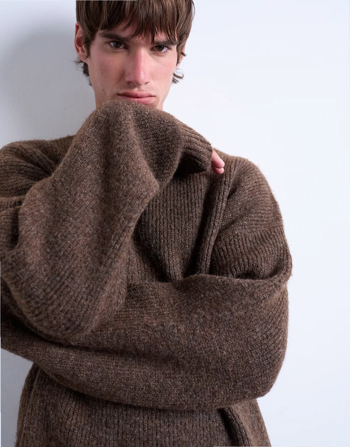 – Brązowy sweter oversize z okrągłym dekoltem