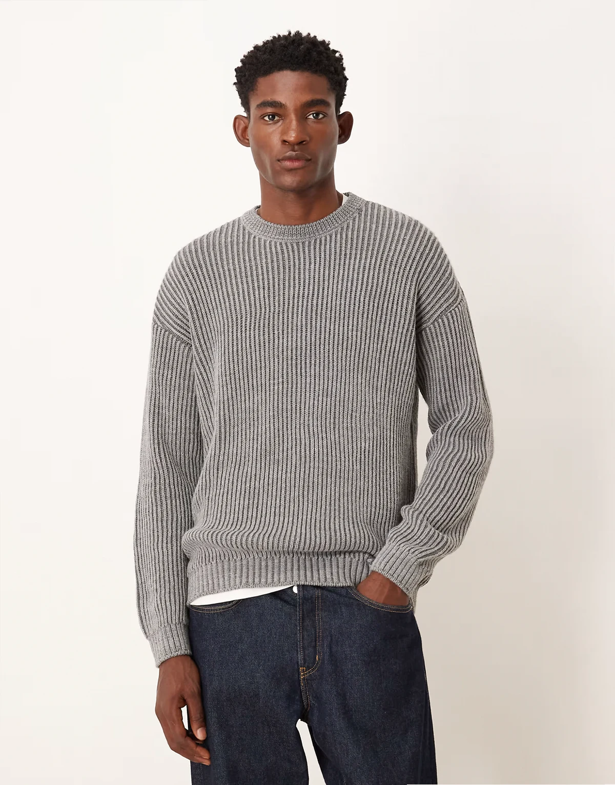 – Langärmliger, gerippter Relaxed-Fit-Strickpullover in Anthrazit mit Rundhalsausschnitt