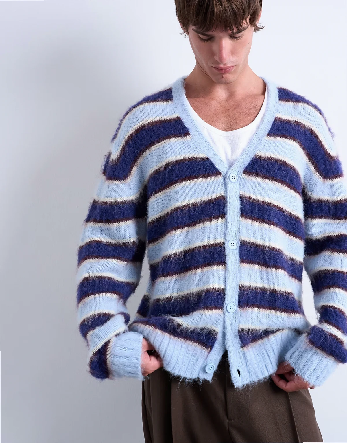 – Puszysty dzianinowy kardigan oversize w niebieskie paski