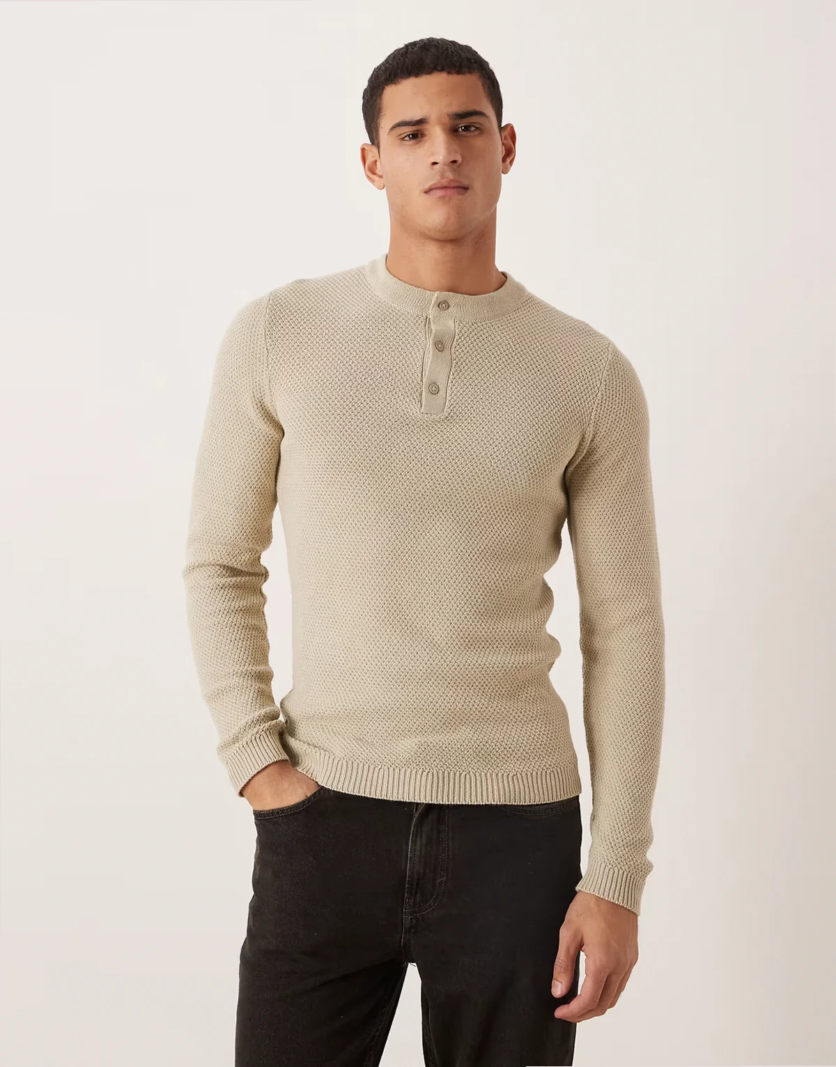 – Henley-Pullover aus Strick in Creme mit körperbetontem Schnitt