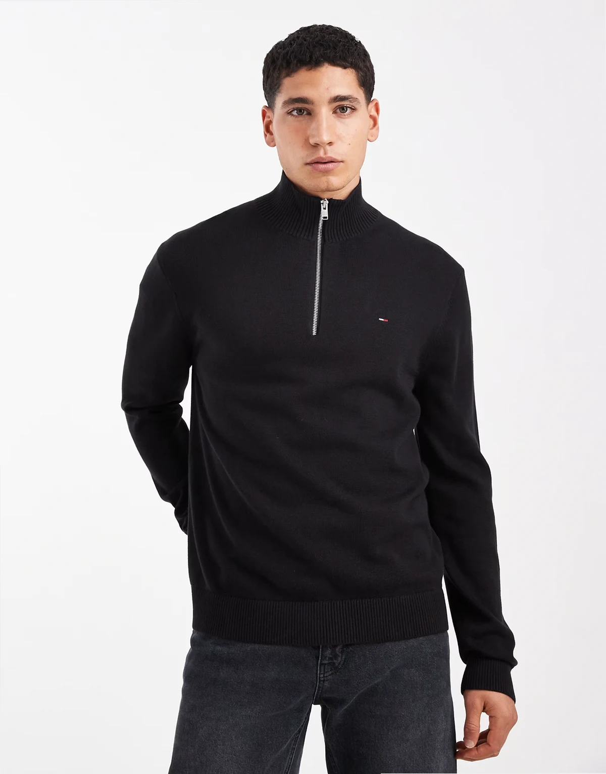 – Essential – Pullover in Schwarz mit kurzem Reißverschluss