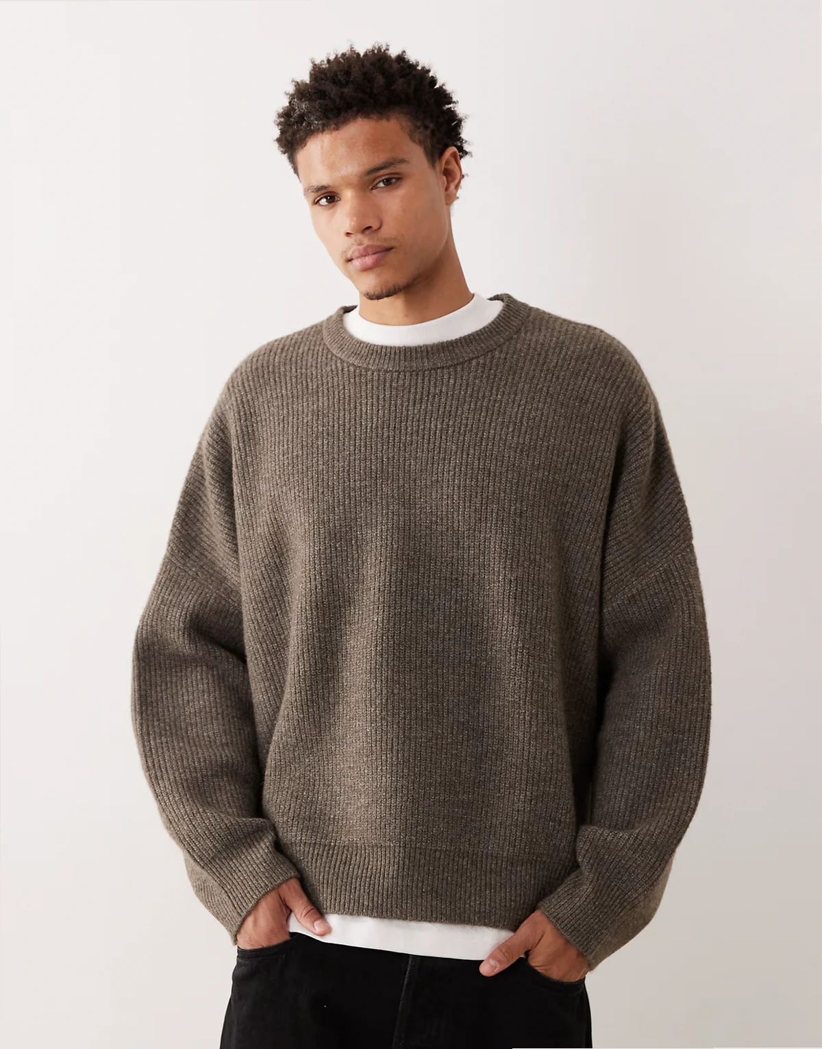 – Gerippter Strickpullover in braun meliert mit extremer, kastiger Oversize-Passform