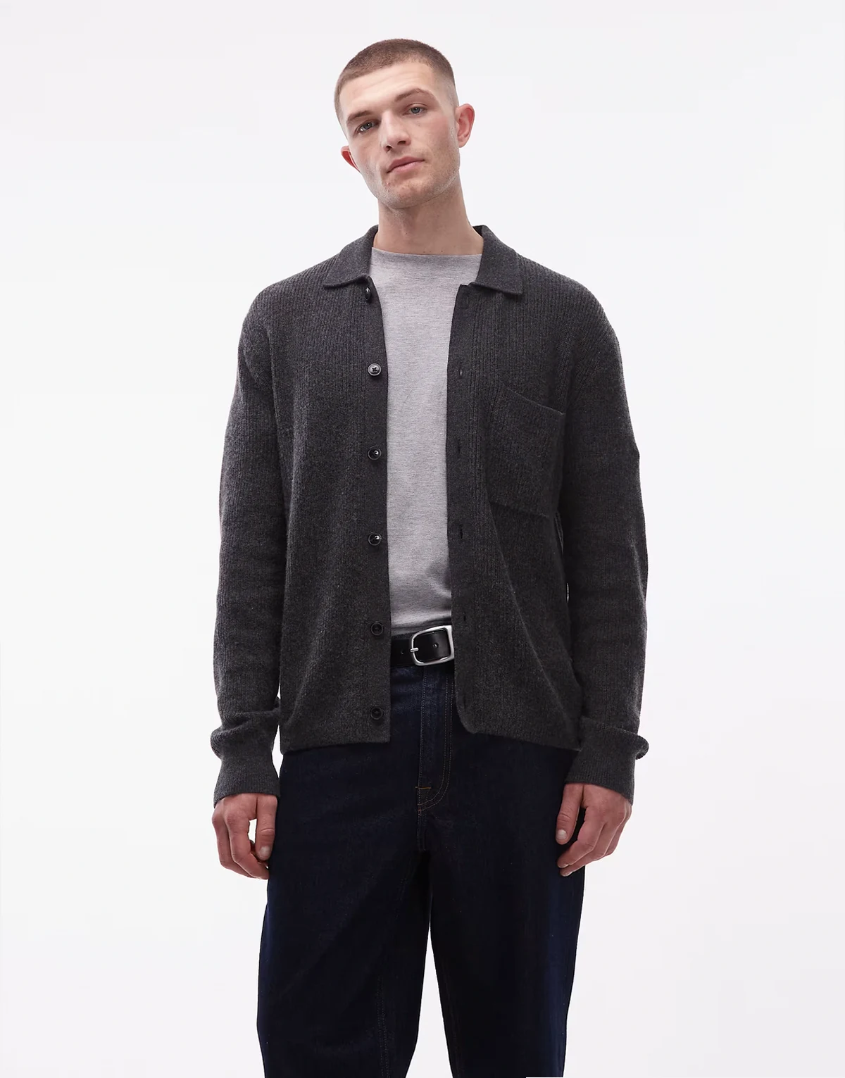 – Szara kurtka typu coach z dzianiny o angielskim splocie zapinany na guziki
