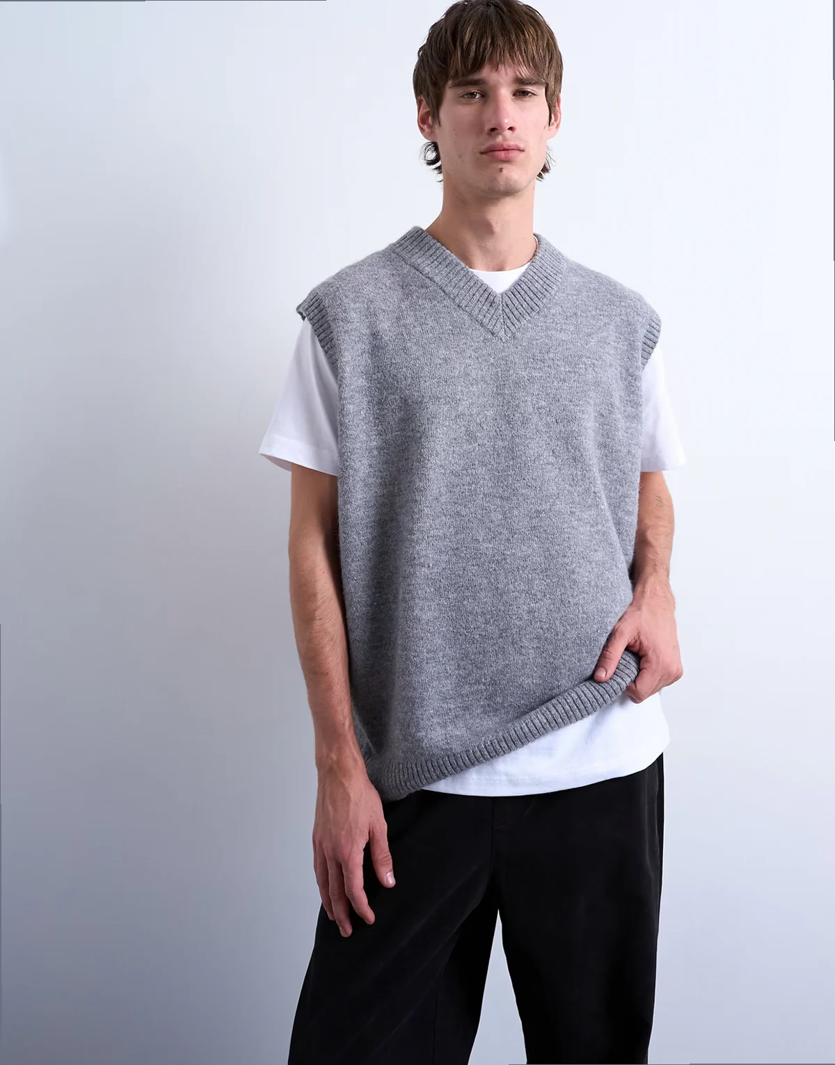 – Szary dzianinowy top bez rękawów oversize z dekoltem w szpic