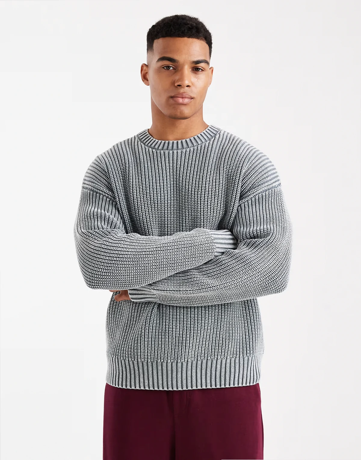 – Dzianinowy sweter o regularnym kroju z okrągłym dekoltem w spranym turkusowym kolorze