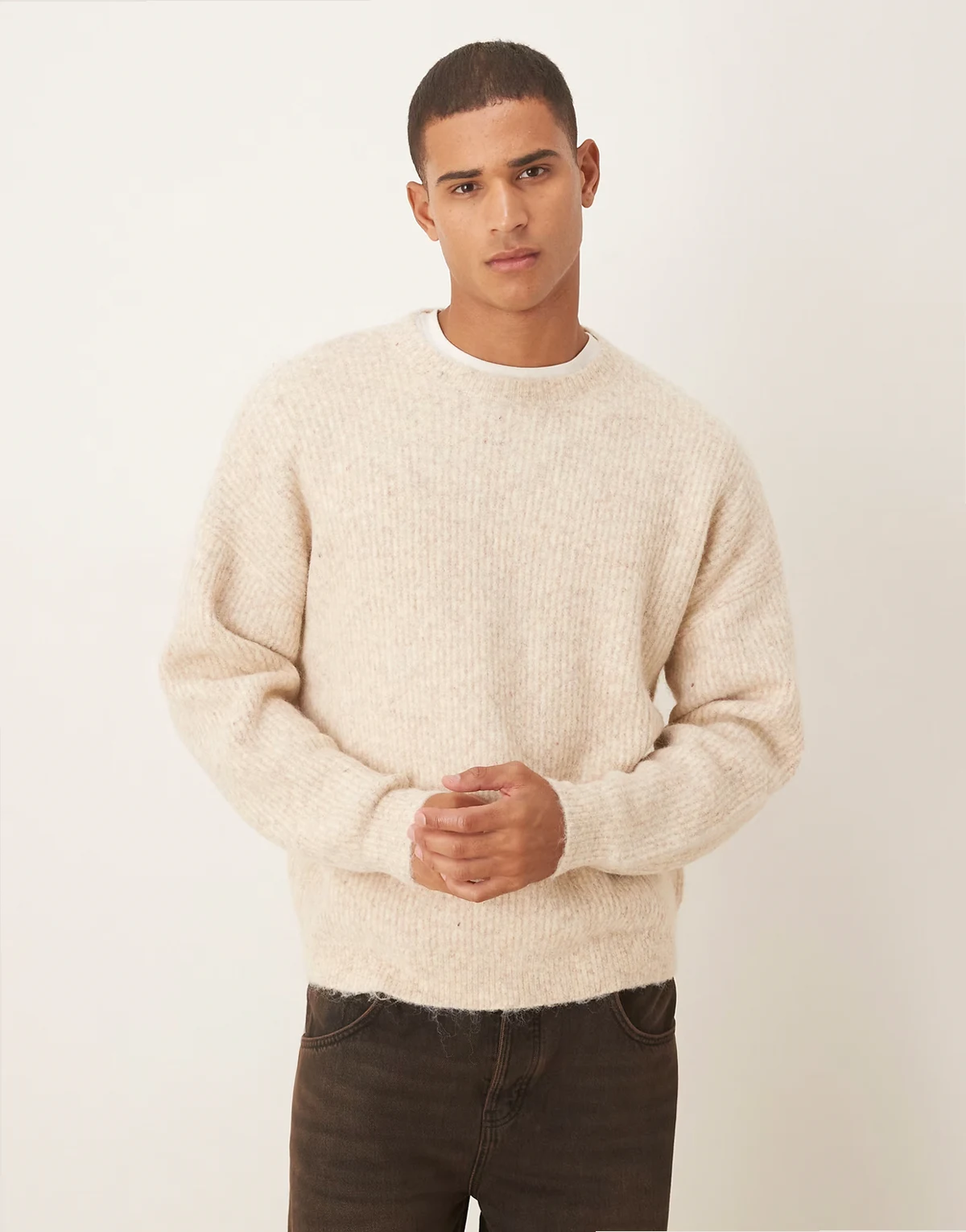 – Oversize-Strickpullover in Creme mit Wolle und Rundhalsausschnitt