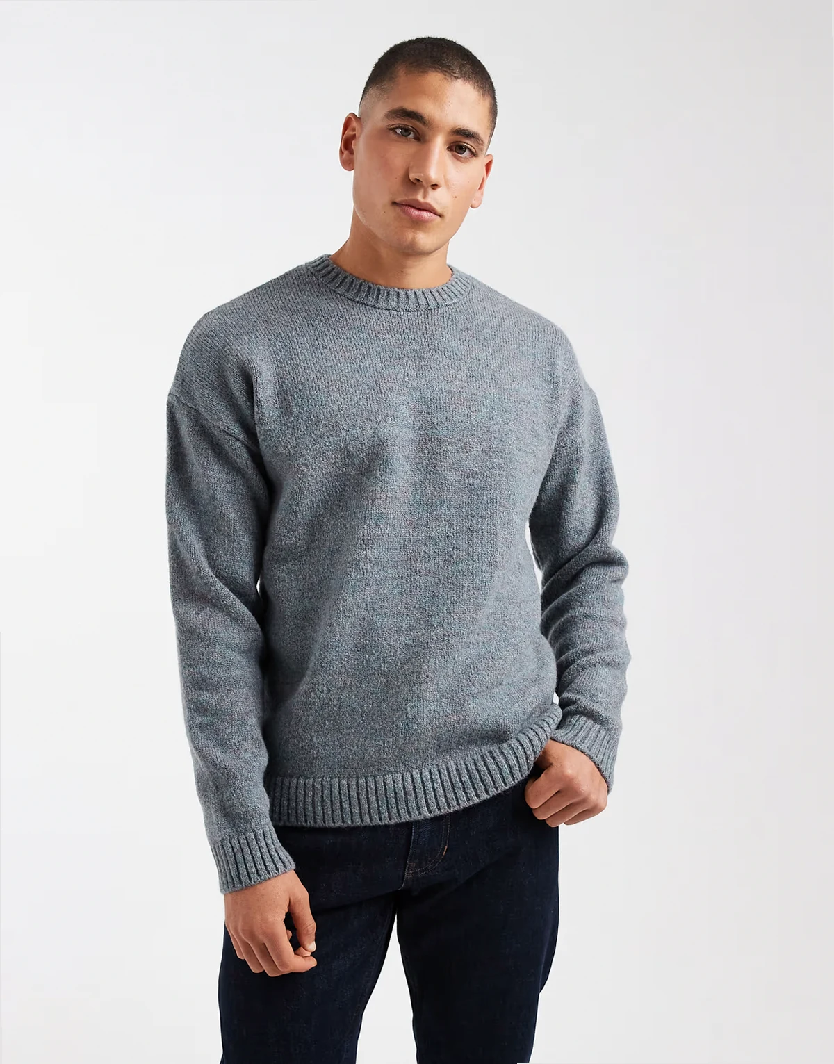 – Relaxed-Fit-Strickpullover in meliertem Blau mit Rundhalsausschnitt
