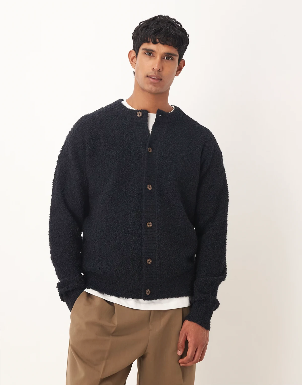 – Relaxed-Fit-Strickjacke aus Bouclé in Marineblau mit Rundhalsausschnitt