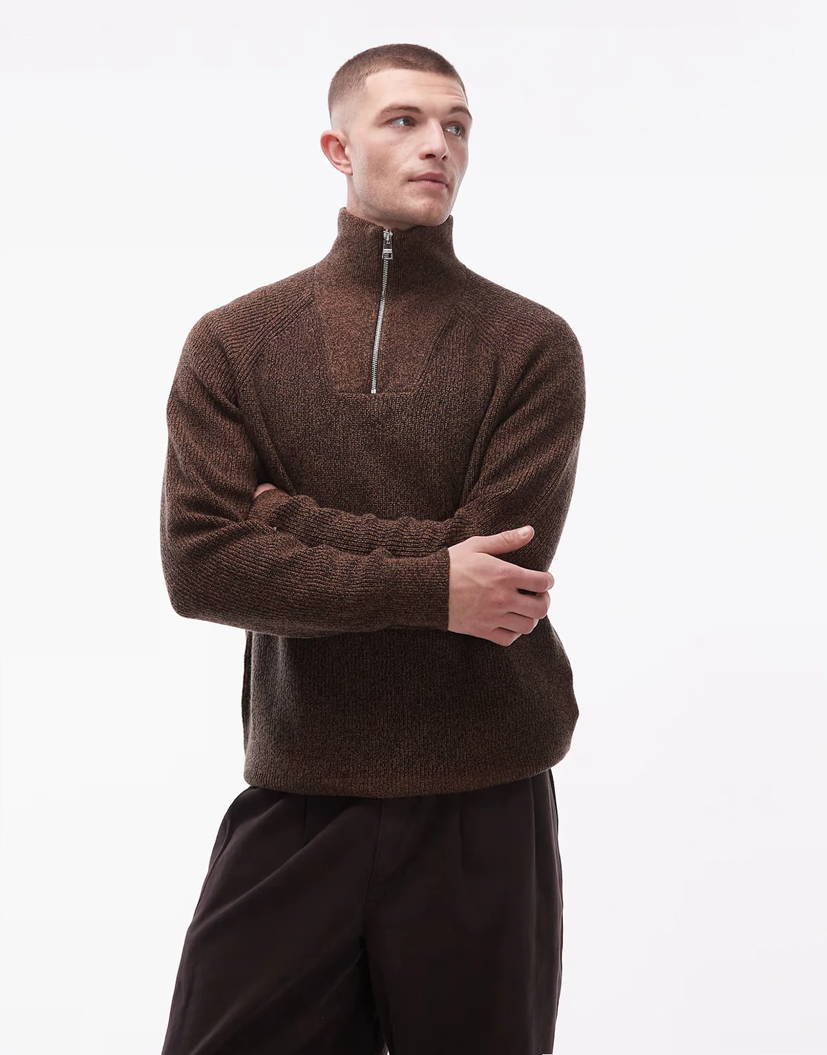 – Brązowy sweter o splocie patentowym, z zamkiem pod szyją