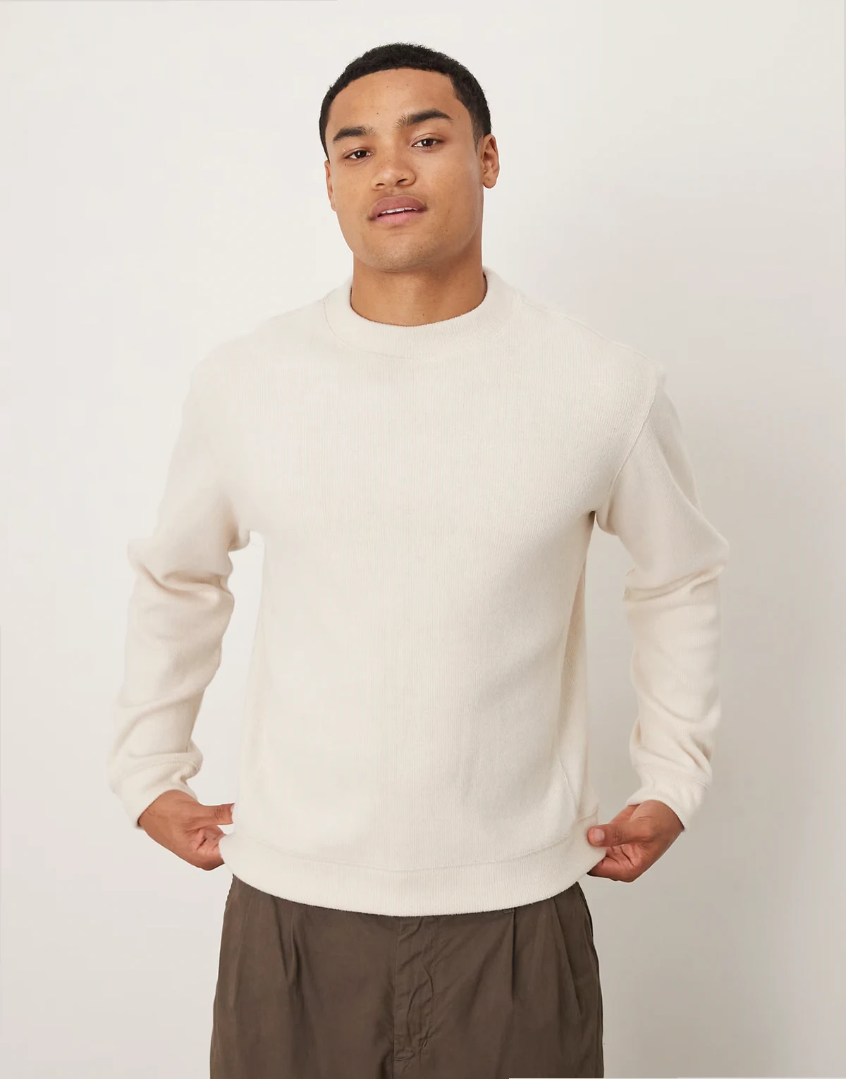 – Sweter z półgolfem z dzianiny o zwartym splocie w kolorze ecru