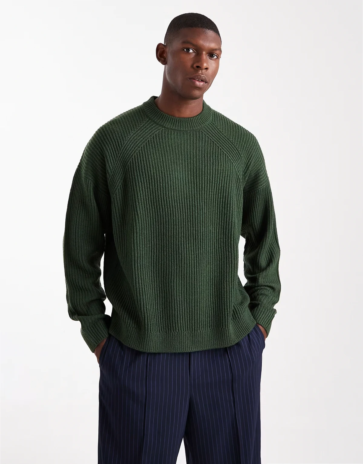 – Kastig geschnittener Oversize-Strickpullover in Dunkelgrün mit Rippmuster