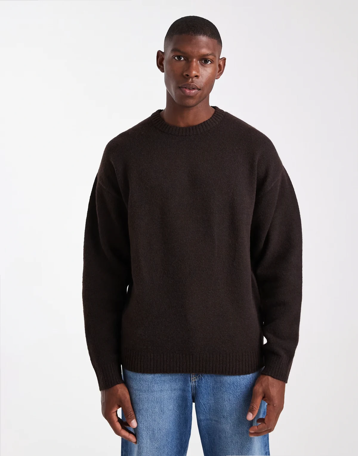 – Ciemnobrązowy, puszysty sweter o luźnym kroju, z okrągłym dekoltem