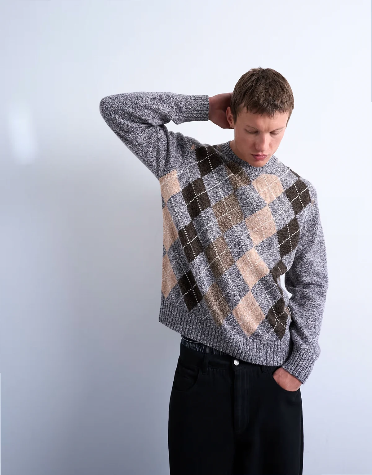 – Brązowy sweter z okrągłym dekoltem w romby